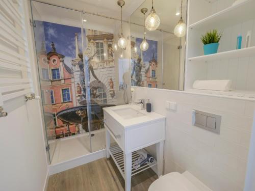 a bathroom with a sink and a mirror at Flatbook - Old Town Apartments Spichrzowa 21 in Gdańsk