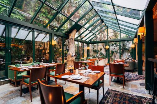 Un restaurante o sitio para comer en Herodion Hotel