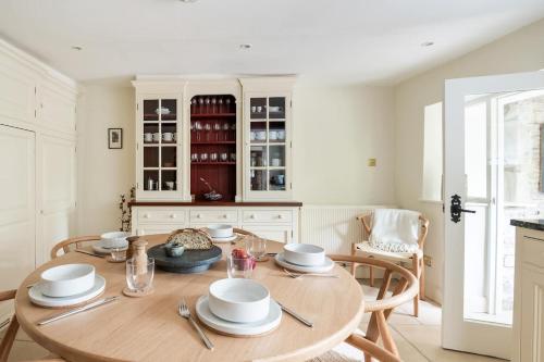Gallery image of Architect Designed Cosy Cotswold Stone Cottage in Quenington