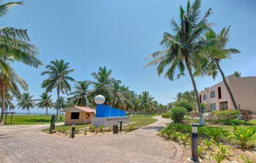 un complejo con palmeras y un edificio en Crowne Plaza Resort Salalah, an IHG Hotel, en Salalah