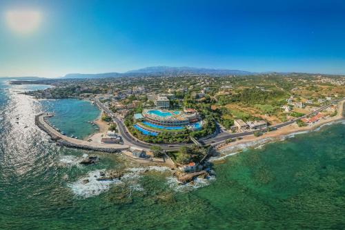 uma vista aérea de um resort junto ao oceano em Leptos Panorama Hotel em Kalamaki