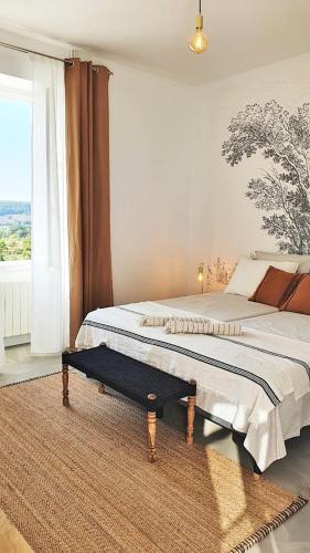 une chambre avec deux lits et une grande fenêtre dans l'établissement Domaine Lapèze, à Montcuq