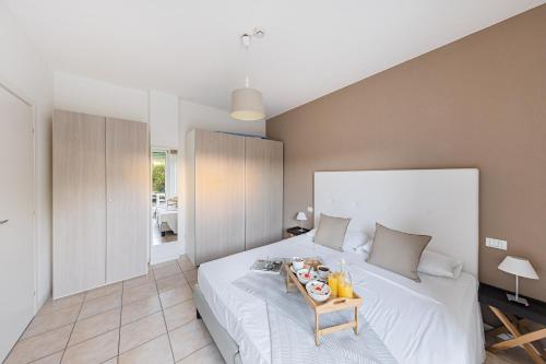 Ένα ή περισσότερα κρεβάτια σε δωμάτιο στο Residenza Miralago by Wonderful Italy