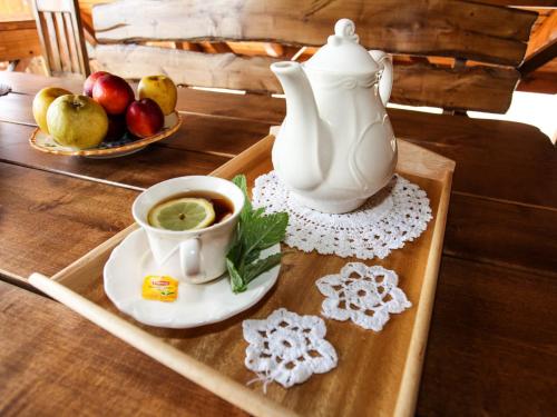 ein Tablett mit einer Teekanne und einer Tasse Kaffee in der Unterkunft Apartament w Osadzie Podhalańskiej in Gliczarów Górny