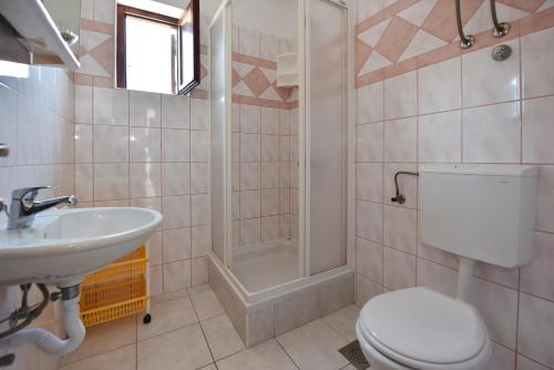 y baño con aseo, ducha y lavamanos. en Apartments by the sea Kustici, Pag - 6353, en Zubovići
