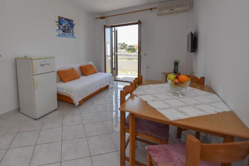 Posteľ alebo postele v izbe v ubytovaní Apartments by the sea Kustici, Pag - 6353