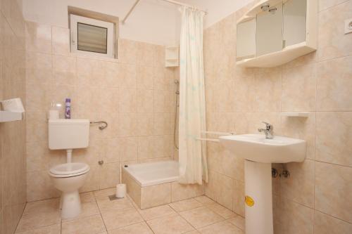 Apartments by the sea Kustici, Pag - 6355 في كوستيتشي: حمام مع مرحاض ومغسلة
