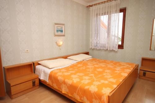 Posteľ alebo postele v izbe v ubytovaní Apartments by the sea Jakisnica, Pag - 6424