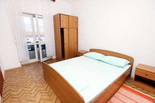 Posteľ alebo postele v izbe v ubytovaní Apartments by the sea Metajna, Pag - 6289