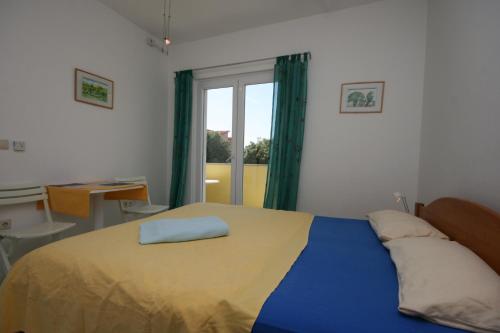 Ένα ή περισσότερα κρεβάτια σε δωμάτιο στο Apartments with a parking space Mandre, Pag - 6415