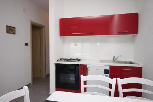 Kuchyň nebo kuchyňský kout v ubytování Apartments by the sea Zubovici, Pag - 6394