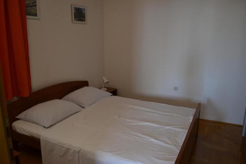 Posteľ alebo postele v izbe v ubytovaní Apartments by the sea Kustici, Pag - 6408