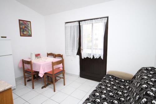 Apartments with a parking space Pag - 6367
