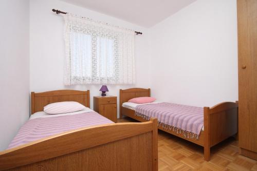Postel nebo postele na pokoji v ubytování Apartments with a parking space Povljana, Pag - 6297