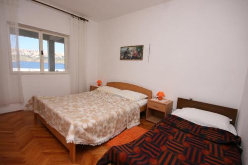 Postel nebo postele na pokoji v ubytování Apartments by the sea Metajna, Pag - 6395
