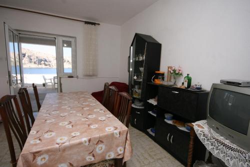 TV a/nebo společenská místnost v ubytování Apartments by the sea Metajna, Pag - 6395