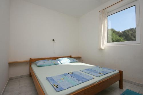 Ένα ή περισσότερα κρεβάτια σε δωμάτιο στο Apartments with a parking space Mandre, Pag - 6405