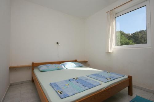 Postel nebo postele na pokoji v ubytování Apartments with a parking space Mandre, Pag - 6405