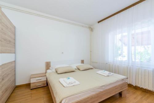 Postel nebo postele na pokoji v ubytování Apartments by the sea Stara Novalja, Pag - 6319