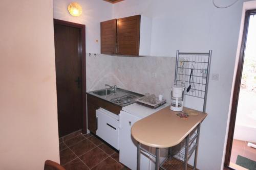 Kuchyň nebo kuchyňský kout v ubytování Apartments with a parking space Metajna, Pag - 6421