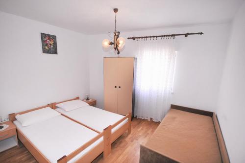 Postel nebo postele na pokoji v ubytování Apartments with a parking space Metajna, Pag - 6421