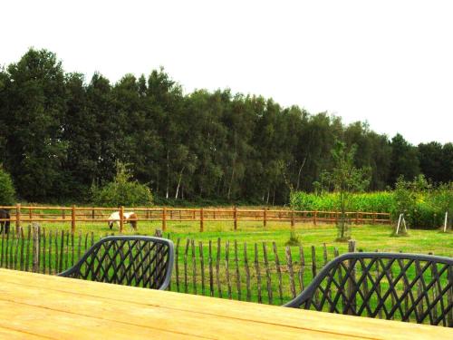 Peaceful Chalet Close to Norgにある庭