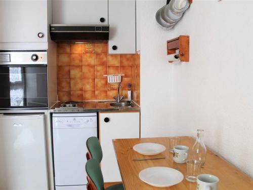 Kuchyň nebo kuchyňský kout v ubytování Studio avec Coin Montagne, 100m des Pistes et Commerces, 4 Couchages - Vars Les Claux - FR-1-330B-81