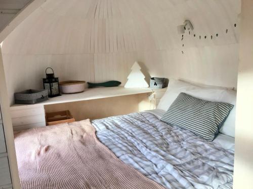 Finest Retreats - The Pilchard Cabin tesisinde bir odada yatak veya yataklar
