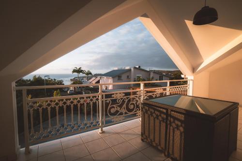 Elle comprend un balcon offrant une vue sur l'océan. dans l'établissement Malaury, splendide villa avec piscine chauffée, à Saint-Gilles les Bains