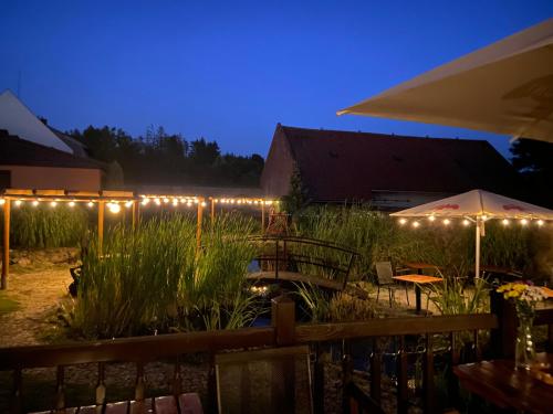Jardín al aire libre en Hotel Horní Dvůr