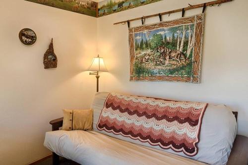 - un salon avec un canapé et un tableau mural dans l'établissement Hideaway Cabin - Eden Valley, à Oroville