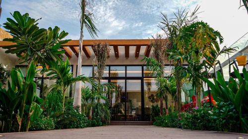Villa Bali Jeddah في جدة: مبنى امامه مجموعه من النباتات
