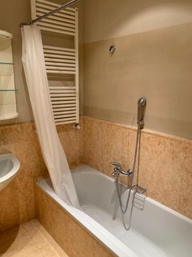 ein Bad mit einer Badewanne, einer Dusche und einem Waschbecken in der Unterkunft Appartamento in centro storico a Lucca in Lucca