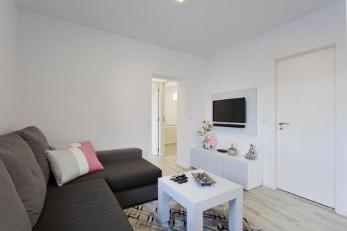 a living room with a couch and a table at Casa de Cristelos in Lousada