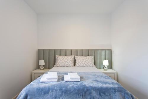 - une chambre avec un lit et 2 serviettes dans l'établissement Casa de Cristelos, à Lousada
