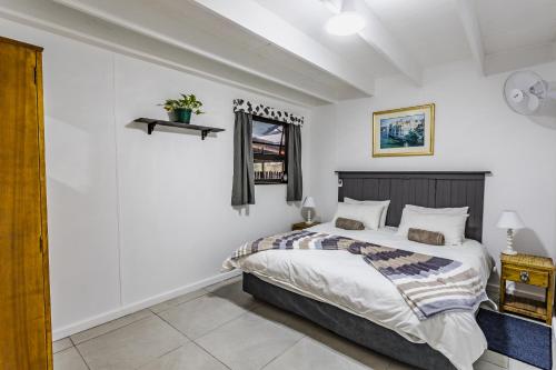 Katil atau katil-katil dalam bilik di Arch Cabins Self Catering Homes Storms River