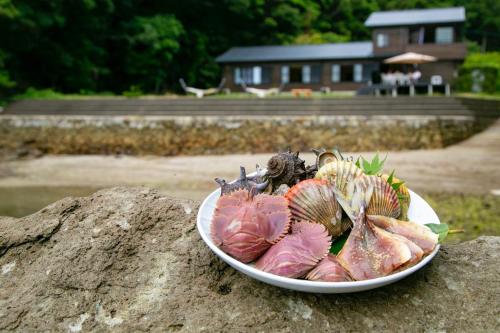 a bowl of food sitting on a rock at 佐世保VILLA青鹿Ur1 in Sasebo