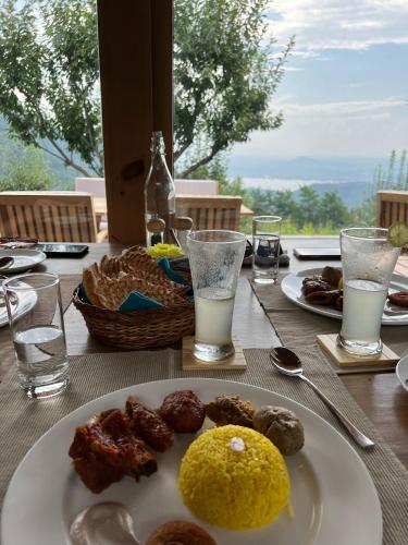 Comida en o cerca de este resort