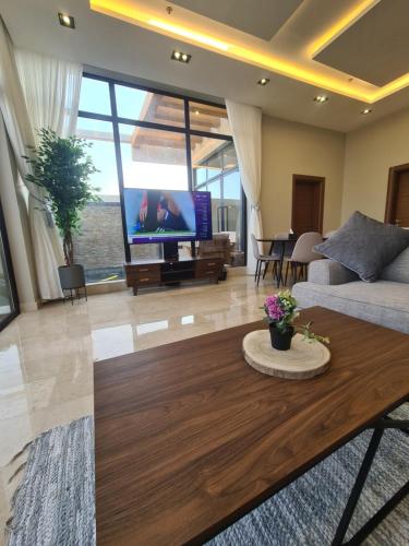 a living room with a couch and a tv at Villa Bali Jeddah in Jeddah