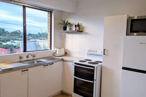 a kitchen with a sink and a stove and a window at Relaxing Home Close to Nature in Bunbury