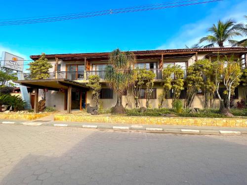 un bâtiment situé sur le côté d'une rue dans l'établissement Pousada NAAN Lázaro Ubatuba, à Ubatuba