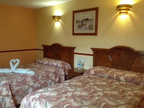 a hotel room with two beds and two lights at Hotel Real del Valle in San Cristóbal de Las Casas