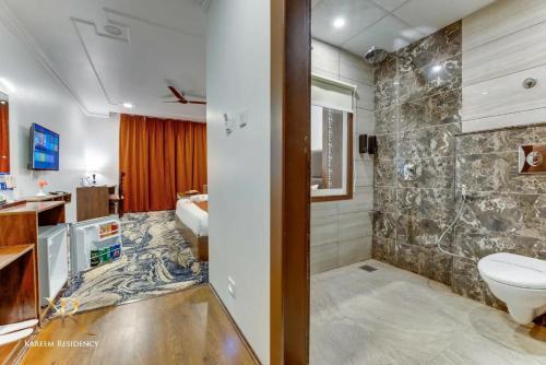 un baño con inodoro y lavabo en KAREEM RESIDENCY, en Srinagar