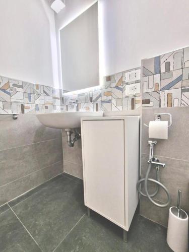 W łazience znajduje się umywalka i lustro. w obiekcie FriendlyHouse w Bolonii