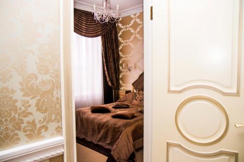 Ένα ή περισσότερα κρεβάτια σε δωμάτιο στο Boutique Spa Casino Hotel Lybid Plaza