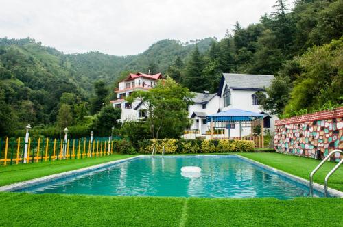 a swimming pool in the yard of a house at Oakwood Hamlet Resort in Shogi