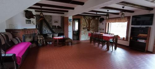 - un salon avec un lit, une table et des chaises dans l'établissement Cabana PUFI, à Dobîrlău
