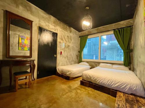 - une chambre avec 2 lits, un bureau et une fenêtre dans l'établissement TwoTwo House, à Séoul