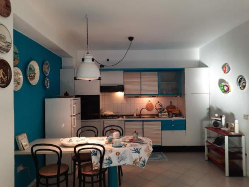 eine Küche mit einem Tisch und Stühlen im Zimmer in der Unterkunft Casa Antonietta in Ischia