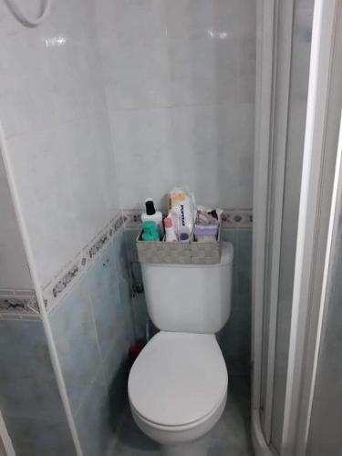 uma casa de banho com um WC branco num quarto em Rooms 2 and 1 Beds near Sevilla Center em Sevilha